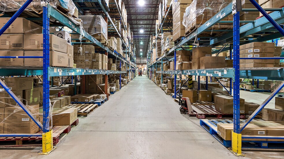 More Photos Of 5660 Rue Ferrier, Mont-Royal Distribution For Lease