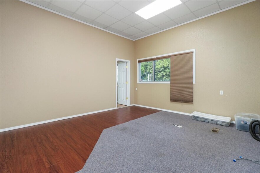 More Photos Of 1006 Nettleton Avenue Ave, Thayer Office For Sale