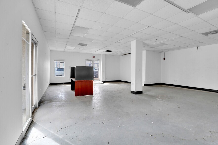 More Photos Of 150 W Main St, Lewisville Bar For Lease