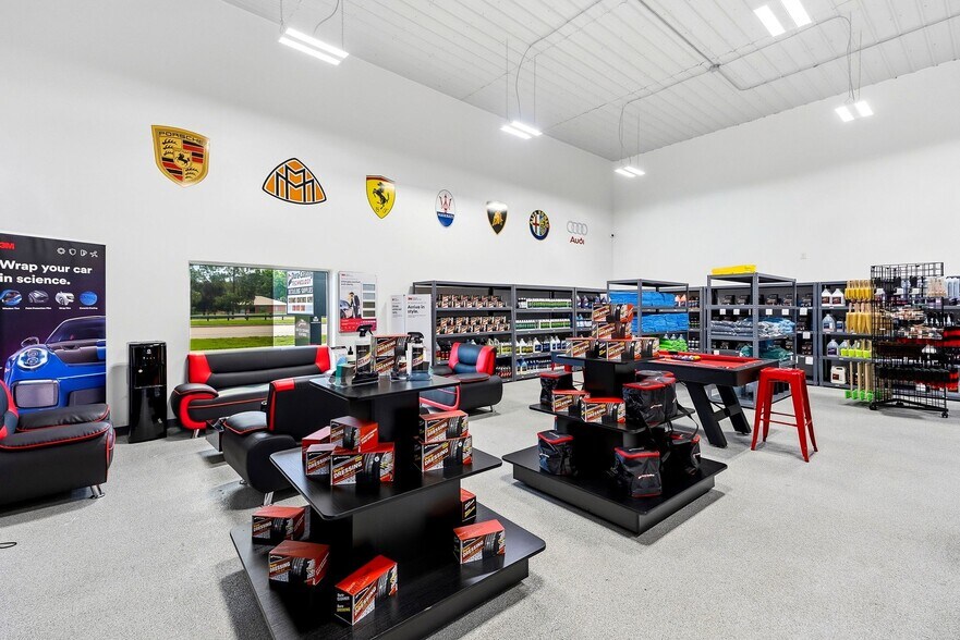 More Photos Of 12445 Collier Blvd, Naples Showroom For Sale