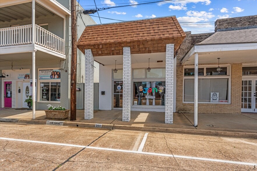 More Photos Of 313 E Main St, Humble Showroom For Sale