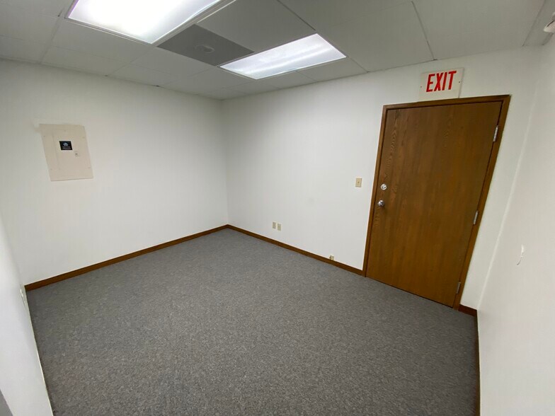 More Photos Of 33595 Bainbridge Rd, Solon Office For Lease