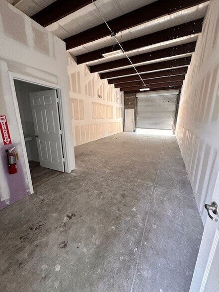More Photos Of 205 Coastal Ln, West Melbourne Warehouse For Lease