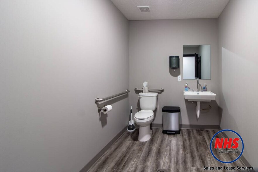 More Photos Of 5300 N 57th St, Lincoln Light Distribution For Lease