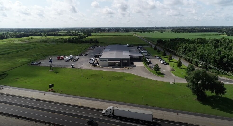 More Photos Of 1101 Doyle Melancon Ext, Breaux Bridge Showroom For Sale