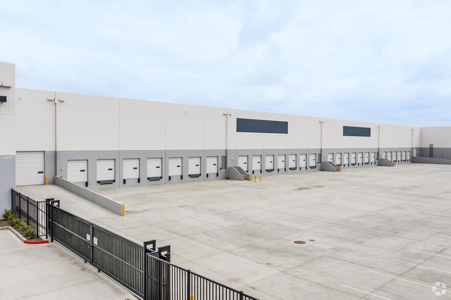 More Photos Of 112 W Alondra Blvd, Gardena Unknown For Lease