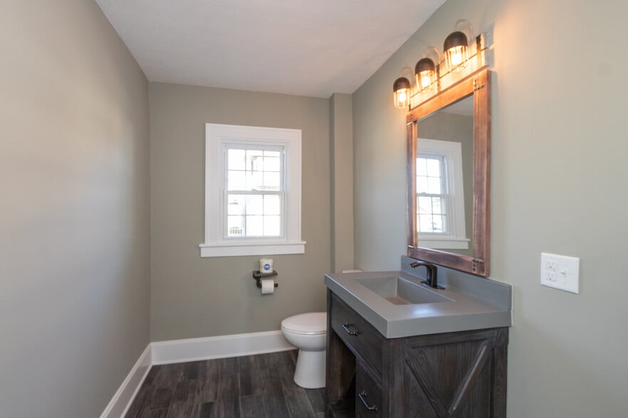 More Photos Of 422 E Main St, Brownsburg Office For Sale