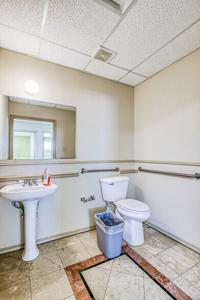 More Photos Of 361 Vinton Rd, Anthony Medical For Lease