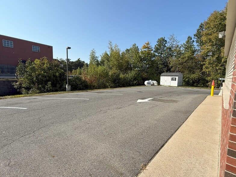 More Photos Of 304 Sandown Rd, East Hampstead Convenience Store For Lease