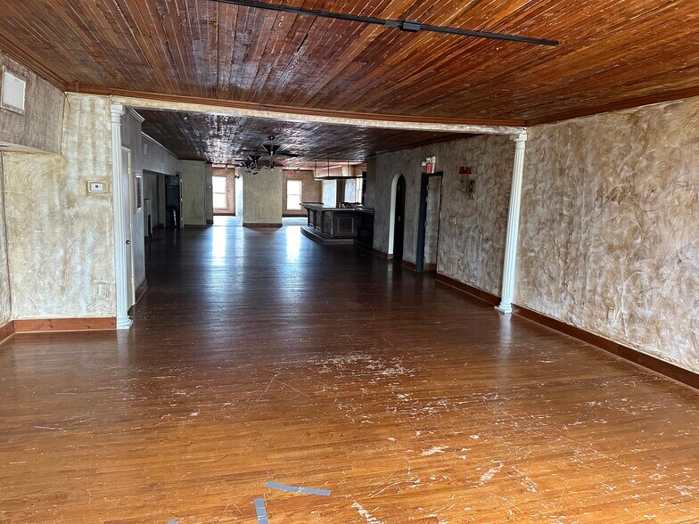 More Photos Of 9 E Main St, Buford Storefront For Lease