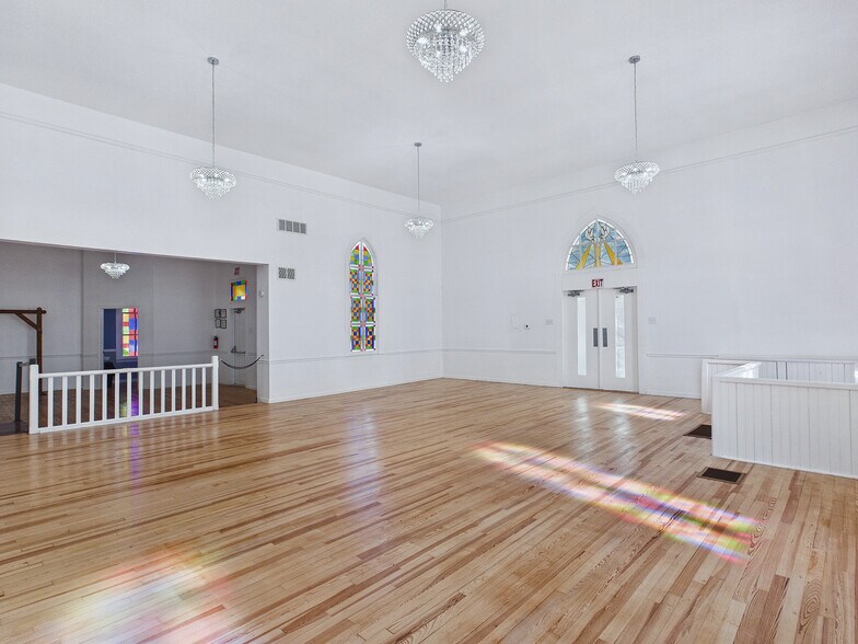 More Photos Of 407 Jacob St, Saint Jacob Specialty For Sale