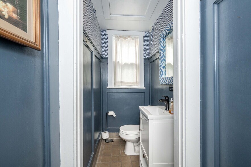 More Photos Of 2015 Madison rd, Cincinnati Storefront Retail Residential For Lease