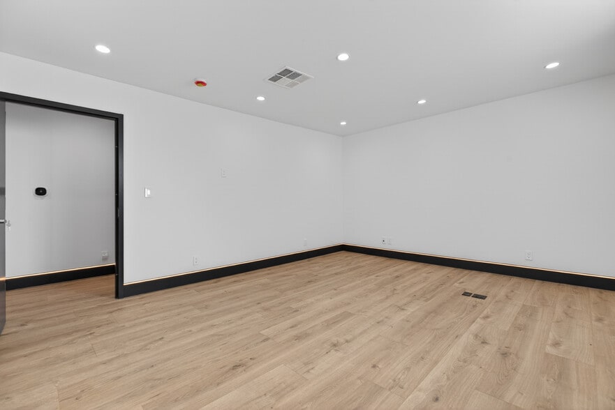 More Photos Of 703 S Main St, Burbank Showroom For Sale