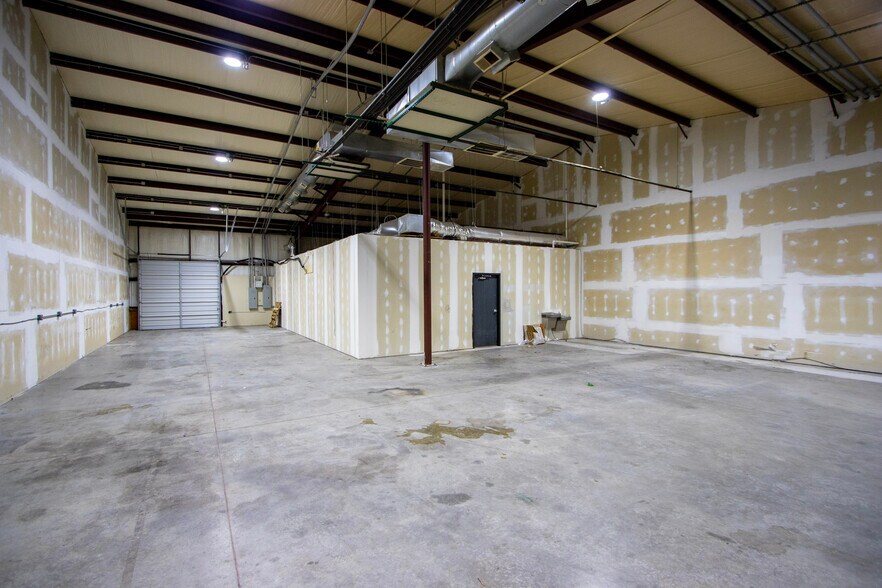 More Photos Of 170 Pontiac Business Center Dr, Elgin Warehouse For Lease