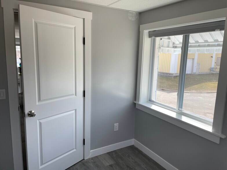 More Photos Of 30401-30405 Neal Ave, Lindstrom Warehouse For Sale