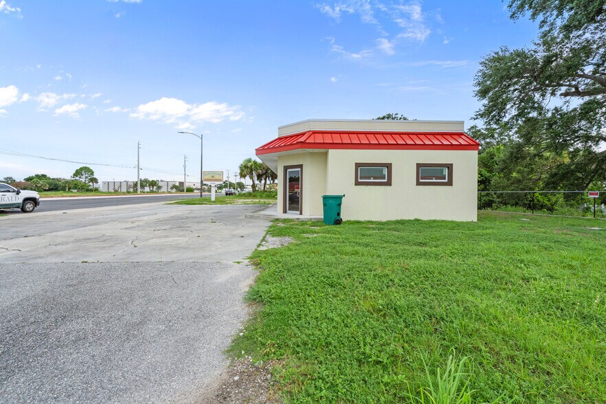More Photos Of 2543 S Harbor City Blvd, Melbourne General Retail For Lease