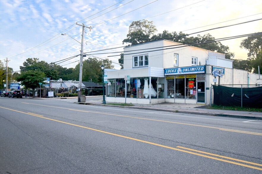 More Photos Of 362-364 Larkfield Rd, East Northport Storefront Retail Residential For Lease