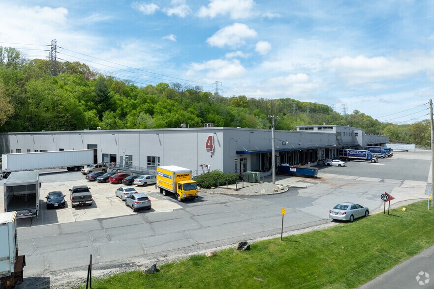More Photos Of 4 Warehouse Ln, Elmsford Warehouse For Lease