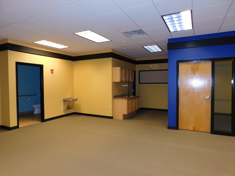 More Photos Of 153 Perry Hwy, Pittsburgh Storefront Retail Office For Lease