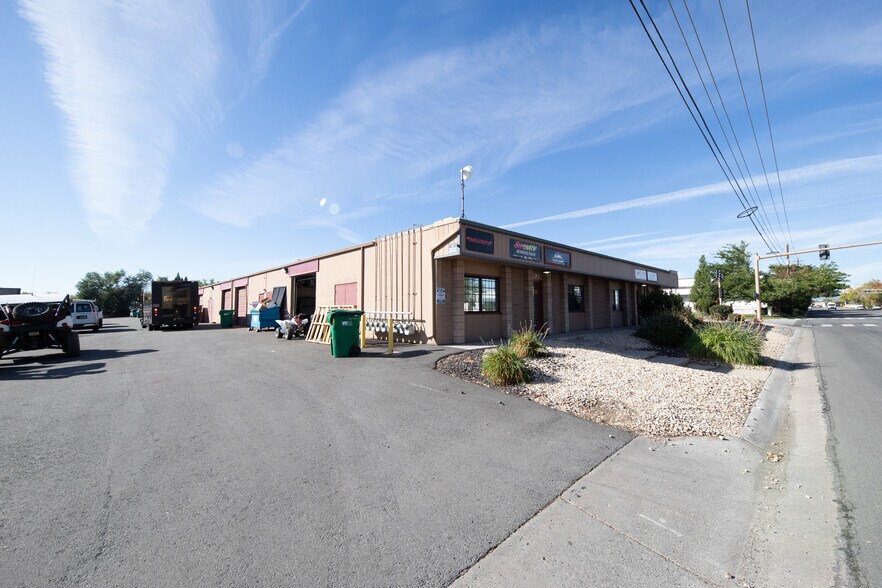 More Photos Of 397-399 Greg St, Sparks Light Distribution For Lease