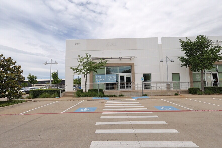 More Photos Of 2727 W Mockingbird Ln, Dallas Unknown For Lease