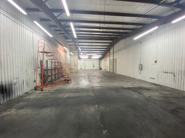 More Photos Of 501 Tradesmen's Park Dr, Hutto Warehouse For Lease