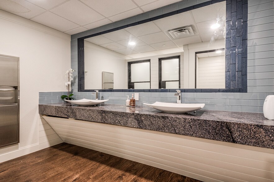 More Photos Of 4510 Duncanville Rd, Dallas Distribution For Sale