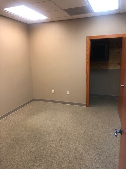 More Photos Of 3351-3383 NE Ralph Powell Rd, Lee's Summit Office For Lease