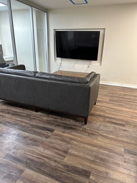 More Photos Of 2144 Kauhana St, Honolulu Storefront Retail Office For Lease