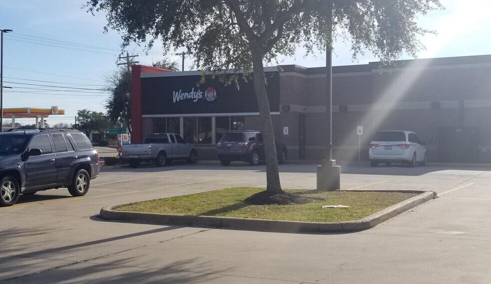 More Photos Of 108-116 E Edgewood Dr, Friendswood Storefront Retail Office For Sale