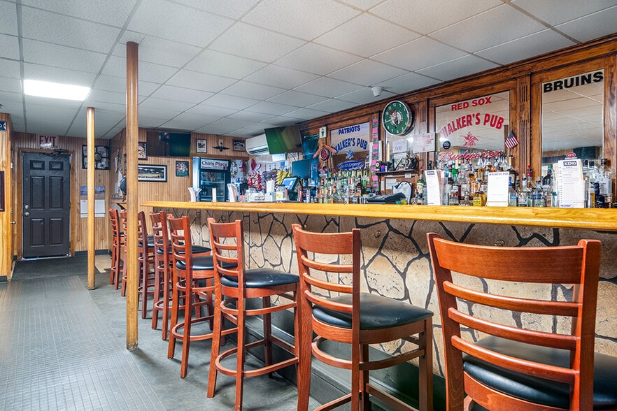 More Photos Of 104 Canal St, Blackstone Bar For Sale