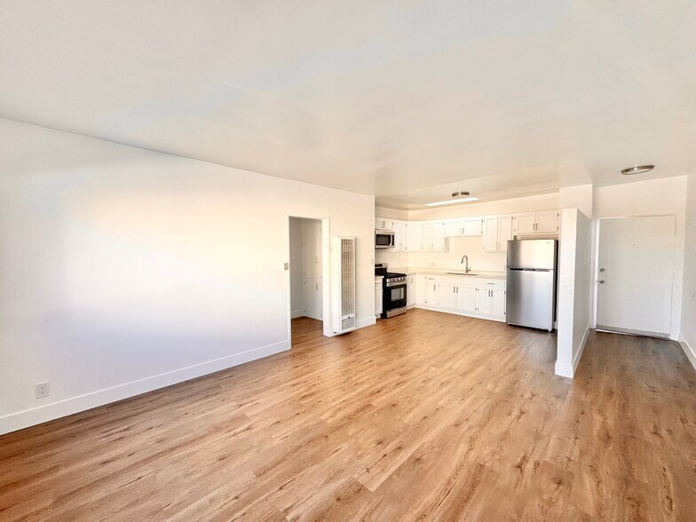 More Photos Of 2718 S Cochran Ave, Los Angeles Apartments For Sale