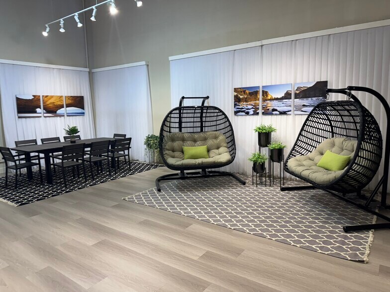 More Photos Of 7071 Southwest Fwy, Houston Showroom For Sale