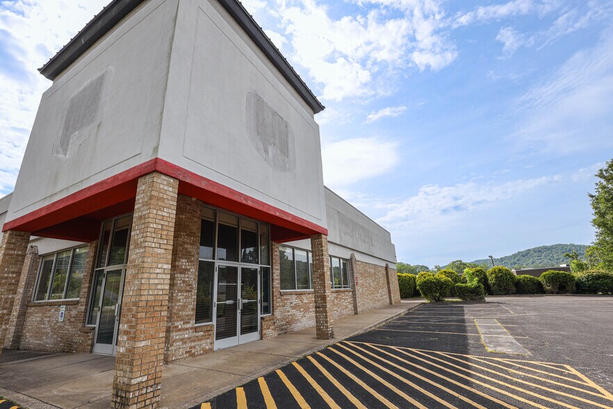 More Photos Of 902 N Lewis St, Glenville Drugstore For Sale