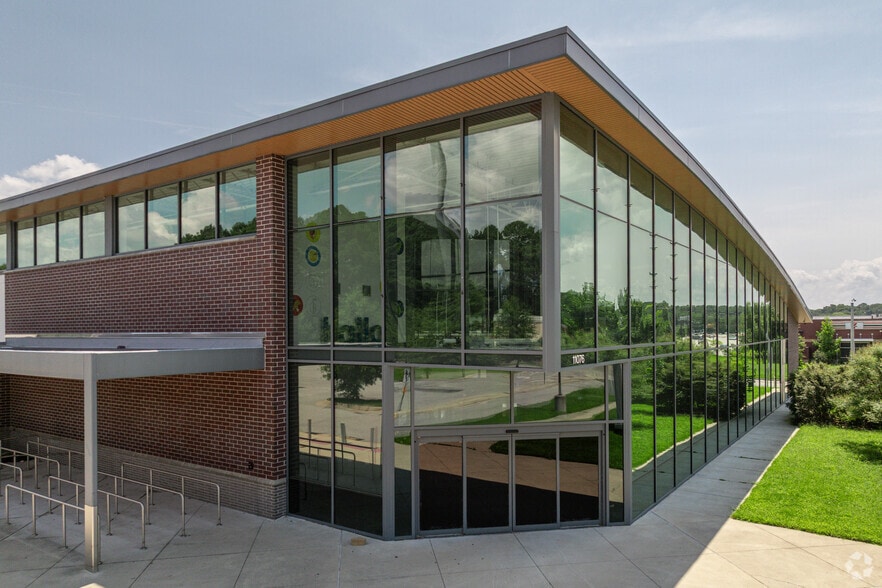 More Photos Of 11076 Warwick Blvd, Newport News Supermarket For Lease