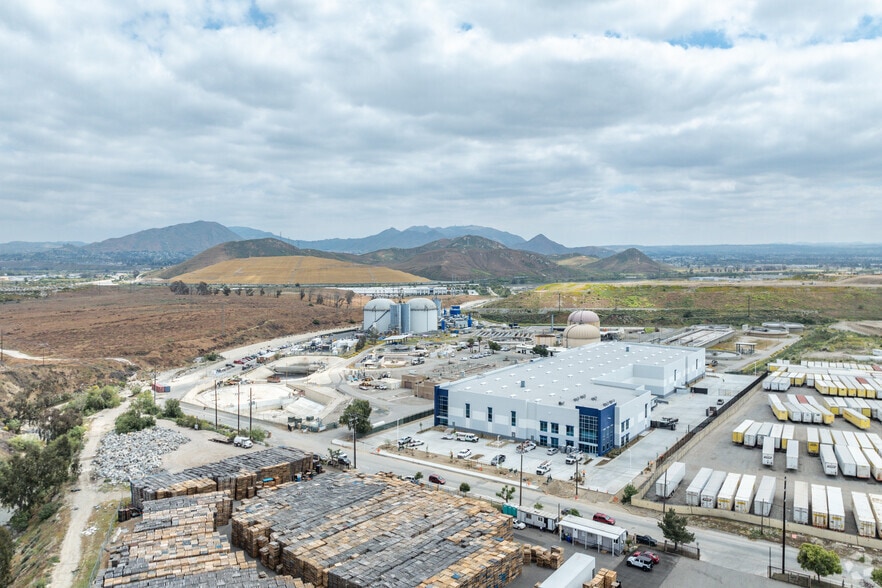 More Photos Of 485 E Santa Ana Ave, Bloomington Warehouse For Lease