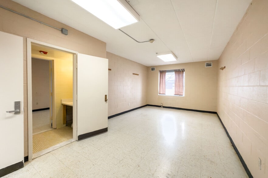 More Photos Of 6902 Chicago Rd, Warren Schools For Sale