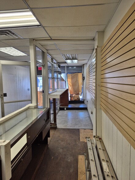 More Photos Of 5-7 W Patapsco Ave, Baltimore Bar For Lease