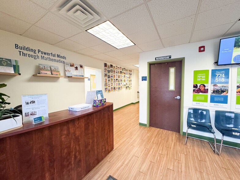 More Photos Of 860-862 Silas Deane Hwy, Wethersfield Freestanding For Lease