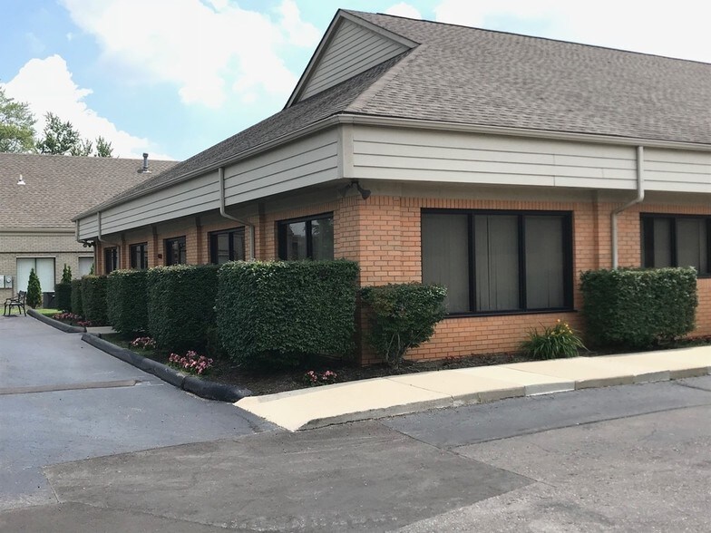 More Photos Of 5757 W Maple Rd, West Bloomfield Medical For Sale