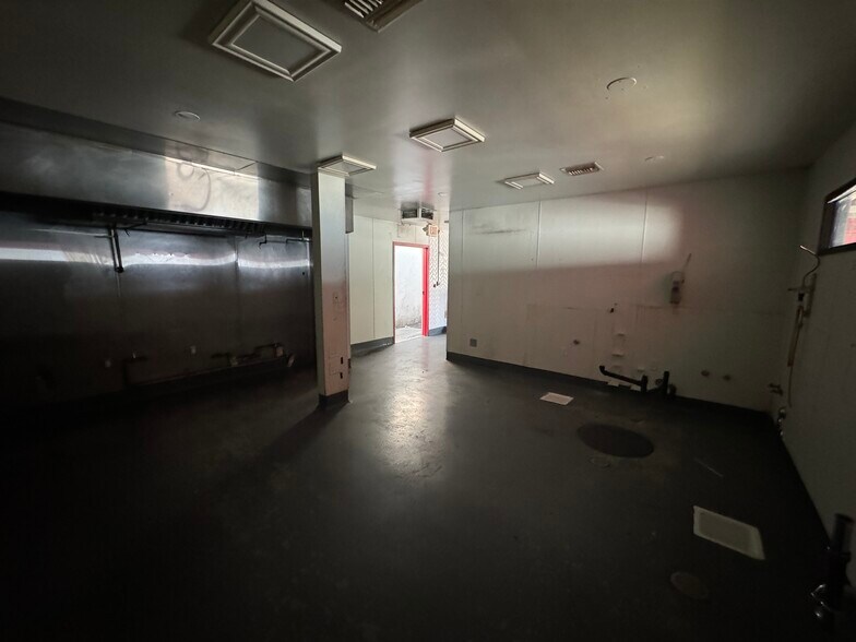 More Photos Of 4001 W Riverside Dr, Burbank Storefront For Lease