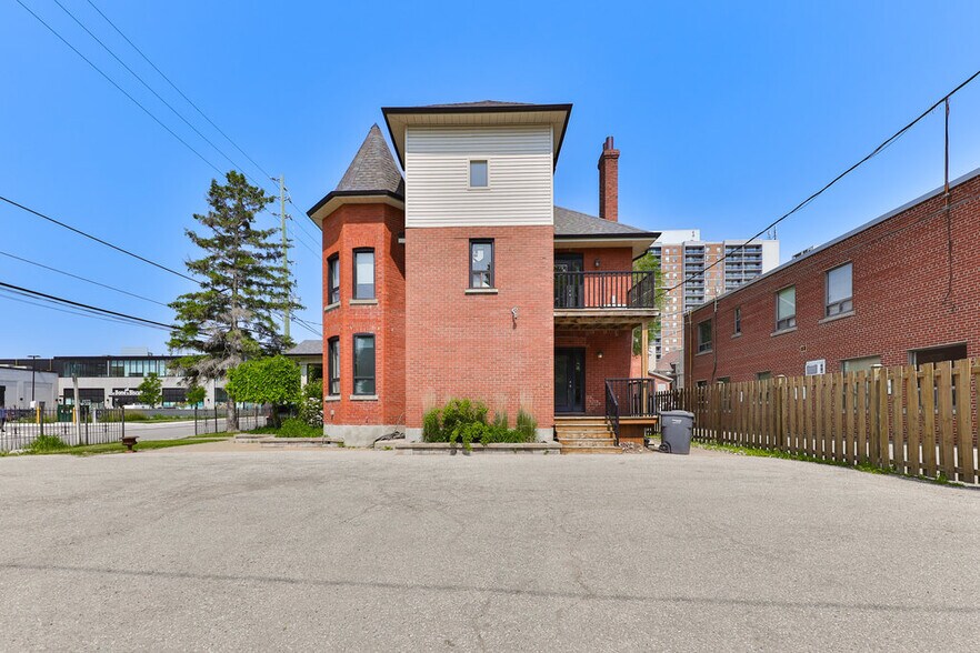 More Photos Of 15 Mississauga Rd S, Mississauga Office For Lease