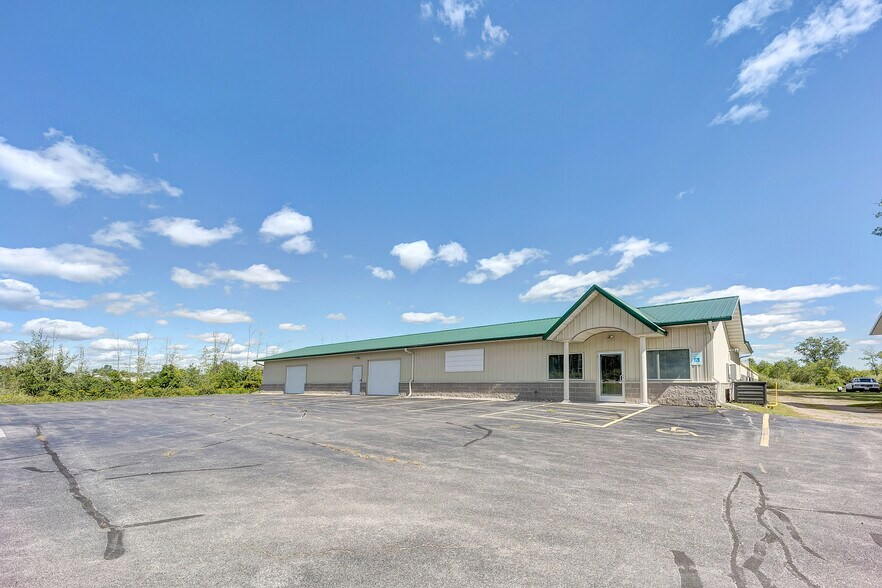 More Photos Of 4040 Velp Ave, Green Bay Specialty For Sale