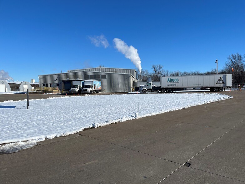 Primary Photo Of 2230 Stewart Rd, Muscatine Flex For Sale