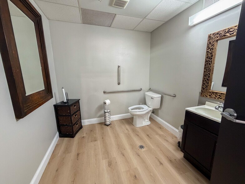 More Photos Of 1001 Welch Rd, Commerce Township Storefront For Lease