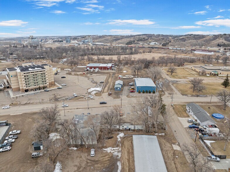 More Photos Of 2001 8th Ave SE, Minot General Retail For Sale