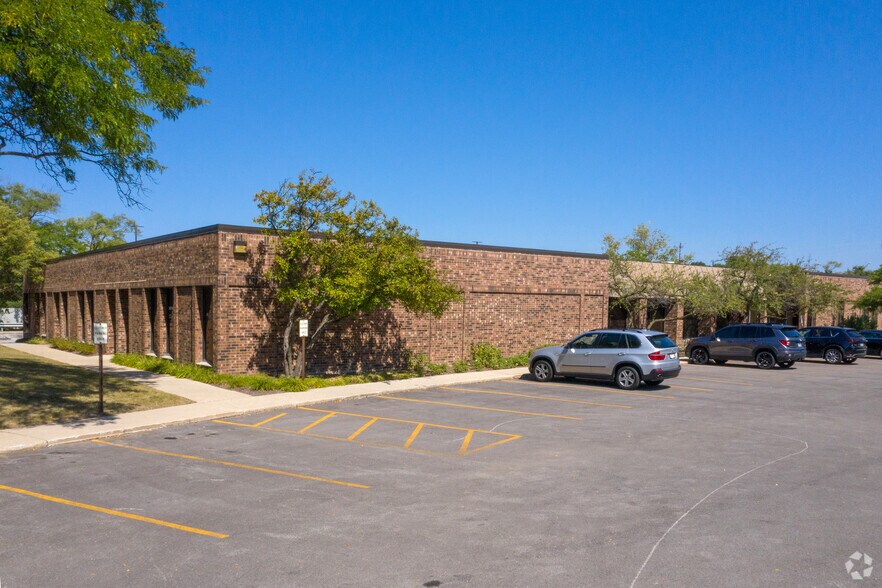 More Photos Of 702-778 W Algonquin Rd, Arlington Heights Unknown For Lease