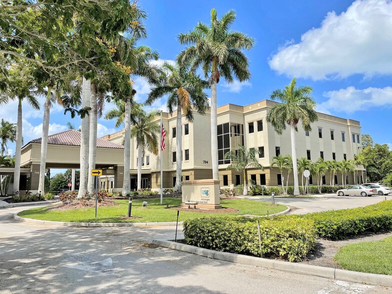 More Photos Of 704 Goodlette-Frank Rd N, Naples Unknown For Lease
