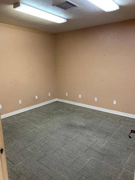More Photos Of 12708 Montana Ave, El Paso Warehouse For Lease