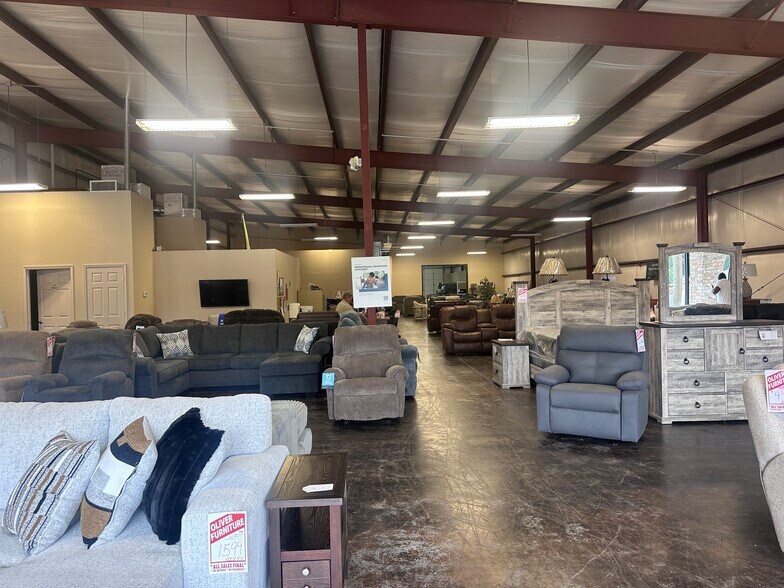 More Photos Of 7101 Sheridan Rd, White Hall Freestanding For Lease